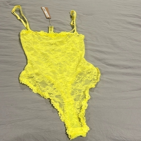 Skims Stretch Lace Intimates Thong Bodysuit - Picture 4 of 7